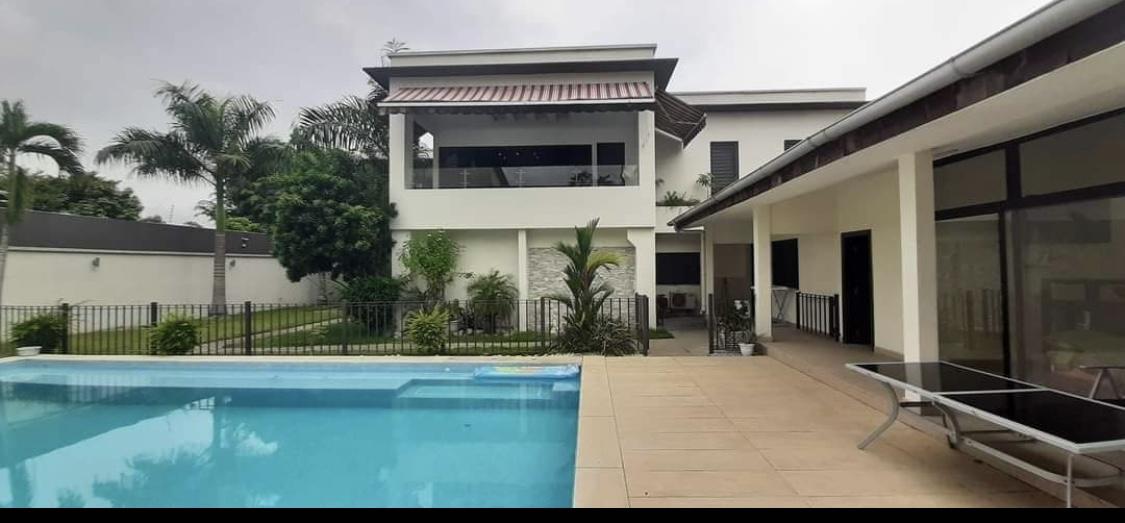 Vente d'une Maison / Villa de 8 pièce(s) à 1.000.000.000 FCFA : Abidjan-Cocody-2 Plateaux (Cocody vallons )