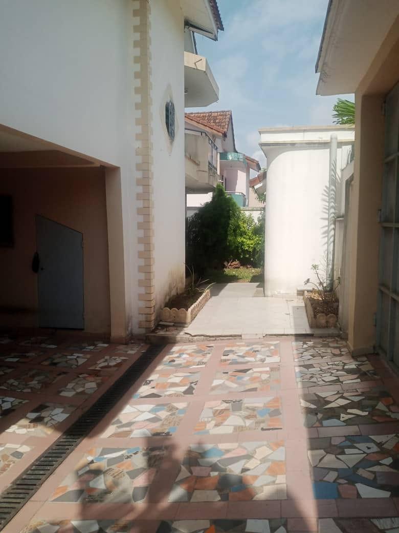 Vente d'une Maison / Villa de 6 pièce(s) à 180.000.000 FCFA : Abidjan-Cocody-Angré (FAYA PAS LOIN DE JULE VERNE)