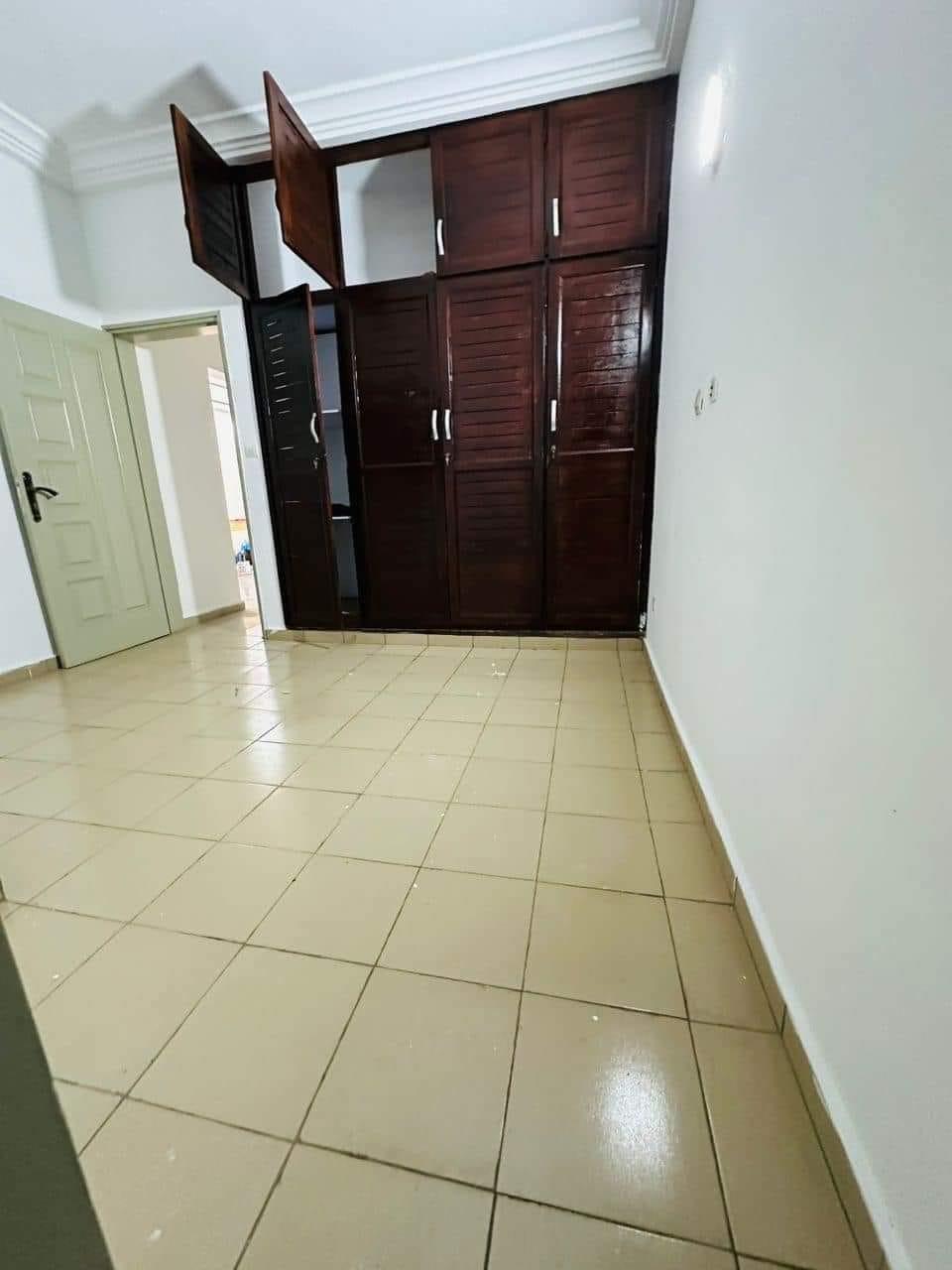 Location d'un Appartement : Abidjan-Cocody-Riviera (cocody jule verne)
