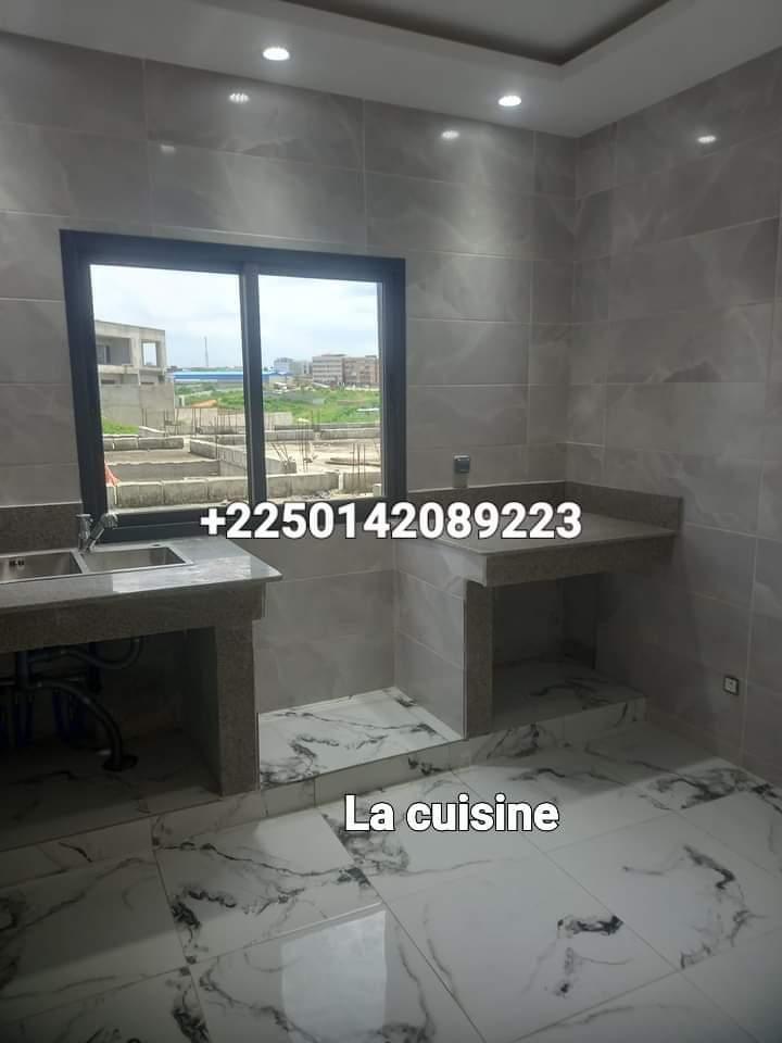 Vente d'une Maison / Villa de 5 pièce(s) à 450.000.000 FCFA : Abidjan-Cocody-Angré (Angré 8 ème tranche )