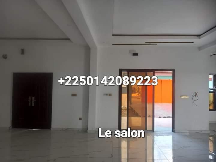 Vente d'une Maison / Villa de 7 pièce(s) à 450.000.000 FCFA : Abidjan-Cocody-Angré (Angré 8 ème tranche )