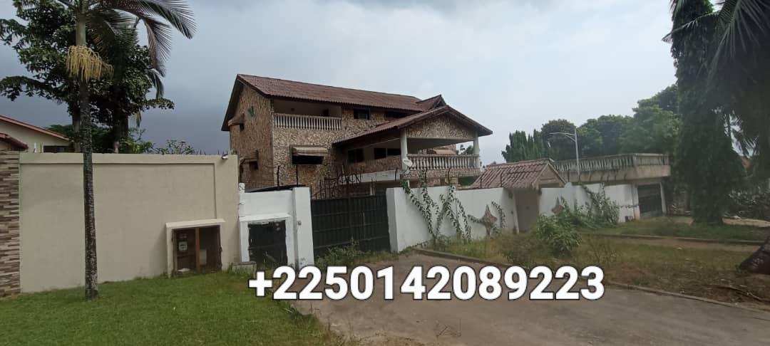 Vente d'une Maison / Villa de 12 pièce(s) à 5.000.000 FCFA : Abidjan-Cocody-Riviera (Riviera Golf 4)