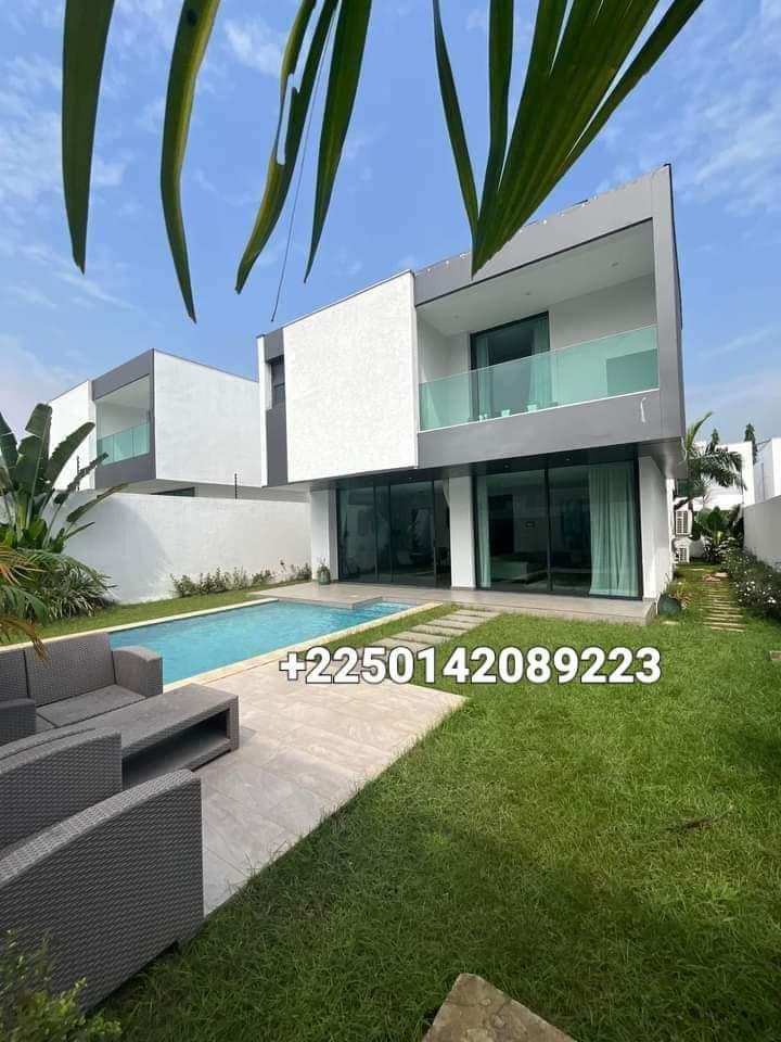 Vente d'une Maison / Villa de 5 pièce(s) à 280.000.000 FCFA : Abidjan-Bingerville (Feh kesser )