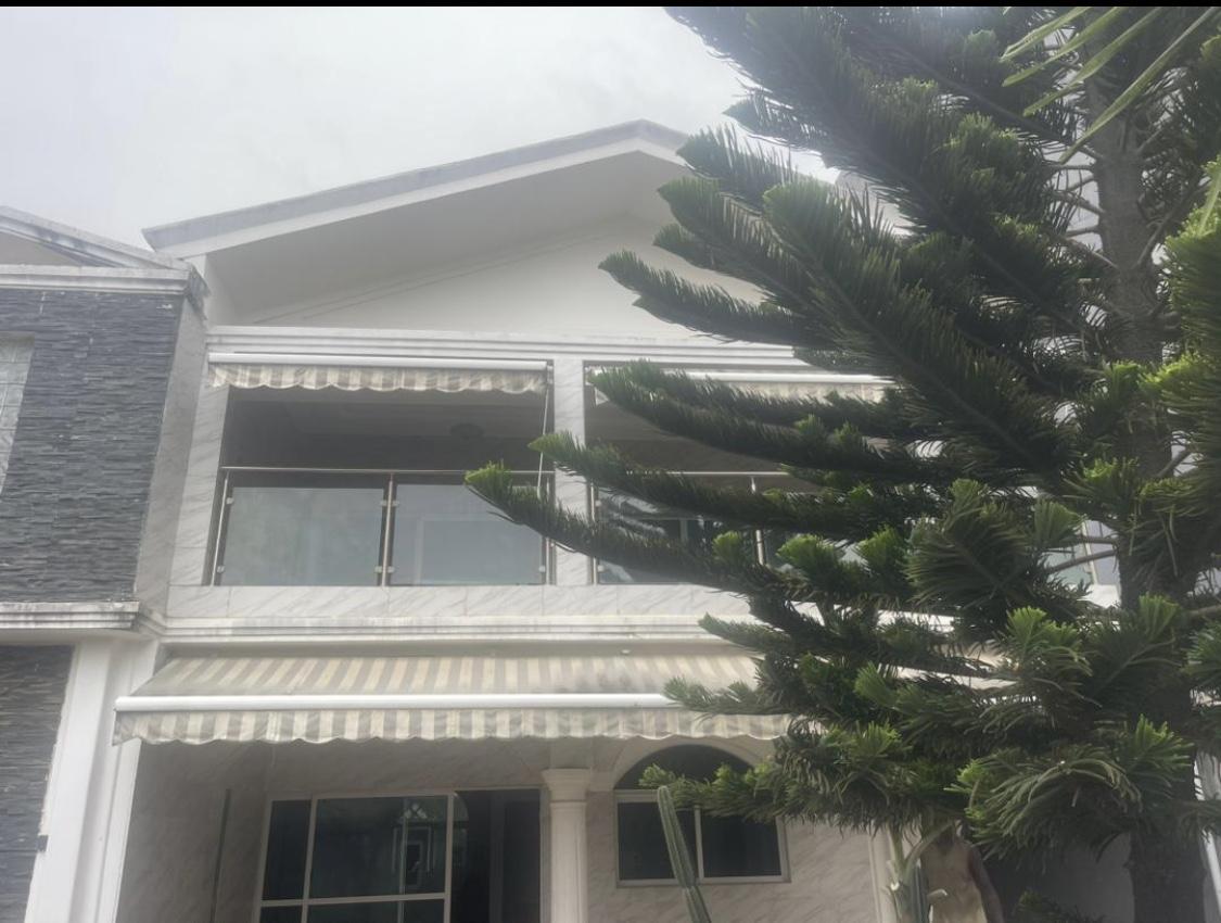 Vente d'une Maison / Villa de 6 pièce(s) à 700.000.000 FCFA : Abidjan-Cocody-Riviera (Cocody )