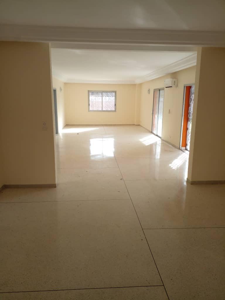 Location d'une Maison / Villa de 8 pièce(s) à 3.000.000 FCFA : Abidjan-Cocody-2 Plateaux (2plateaux vallon)