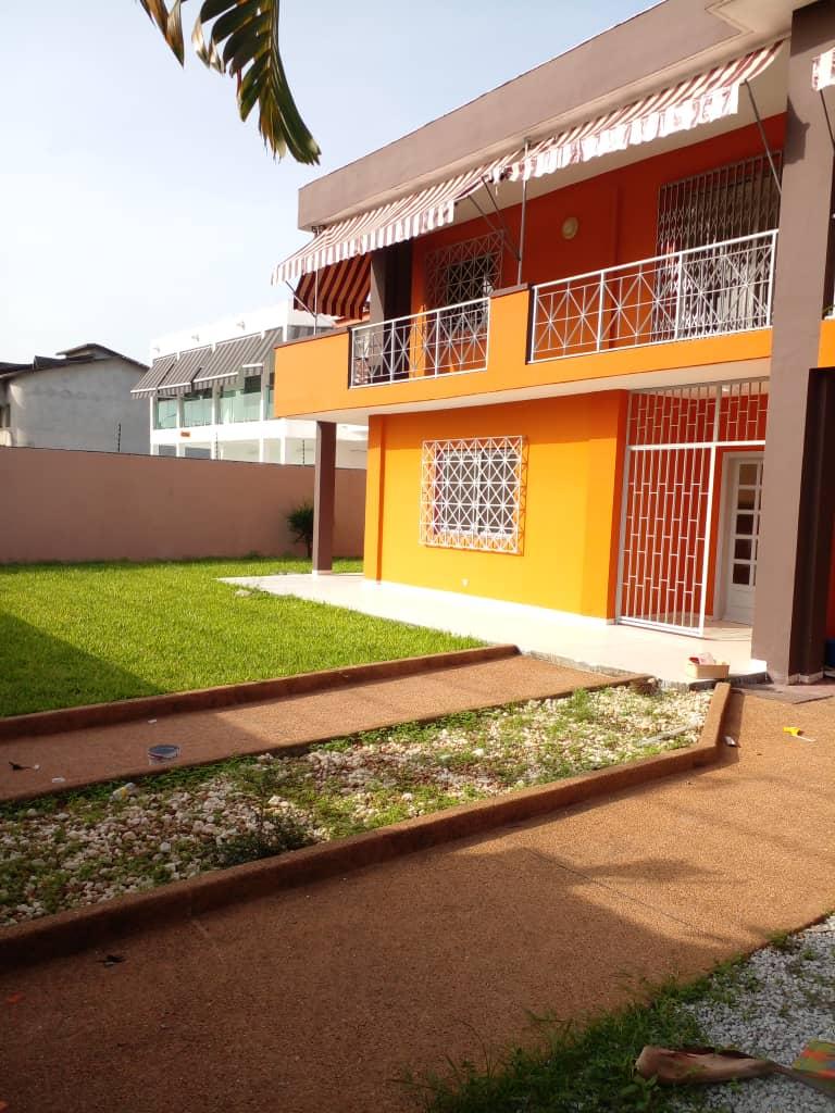 Location d'une Maison / Villa de 8 pièce(s) à 3.000.000 FCFA : Abidjan-Cocody-2 Plateaux (2plateaux vallon)