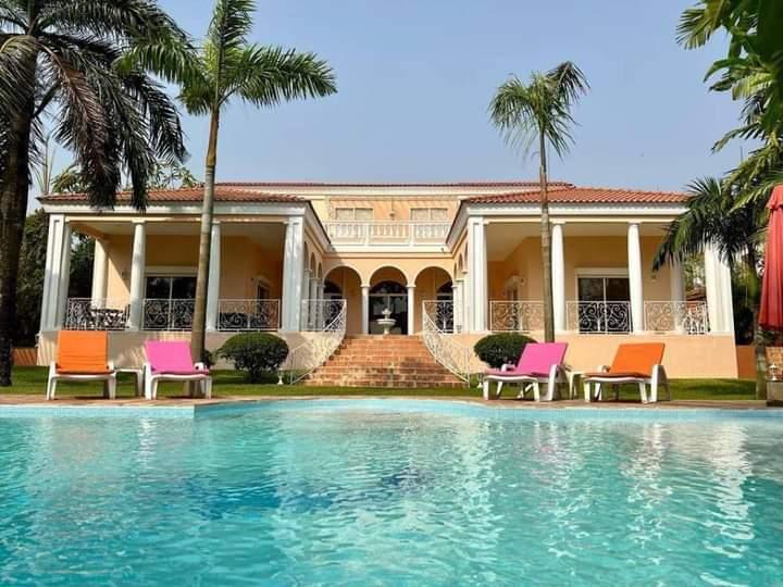 Vente d'une Maison / Villa de 9 pièce(s) à 2.300.000.000 FCFA : Abidjan-Cocody-Riviera (Riviera 4 )