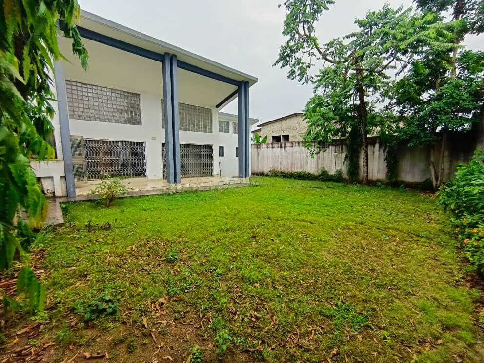 Vente d'une Maison / Villa de 8 pièce(s) à 290.000.000 FCFA : Abidjan-Cocody-Riviera (Cocody 8)
