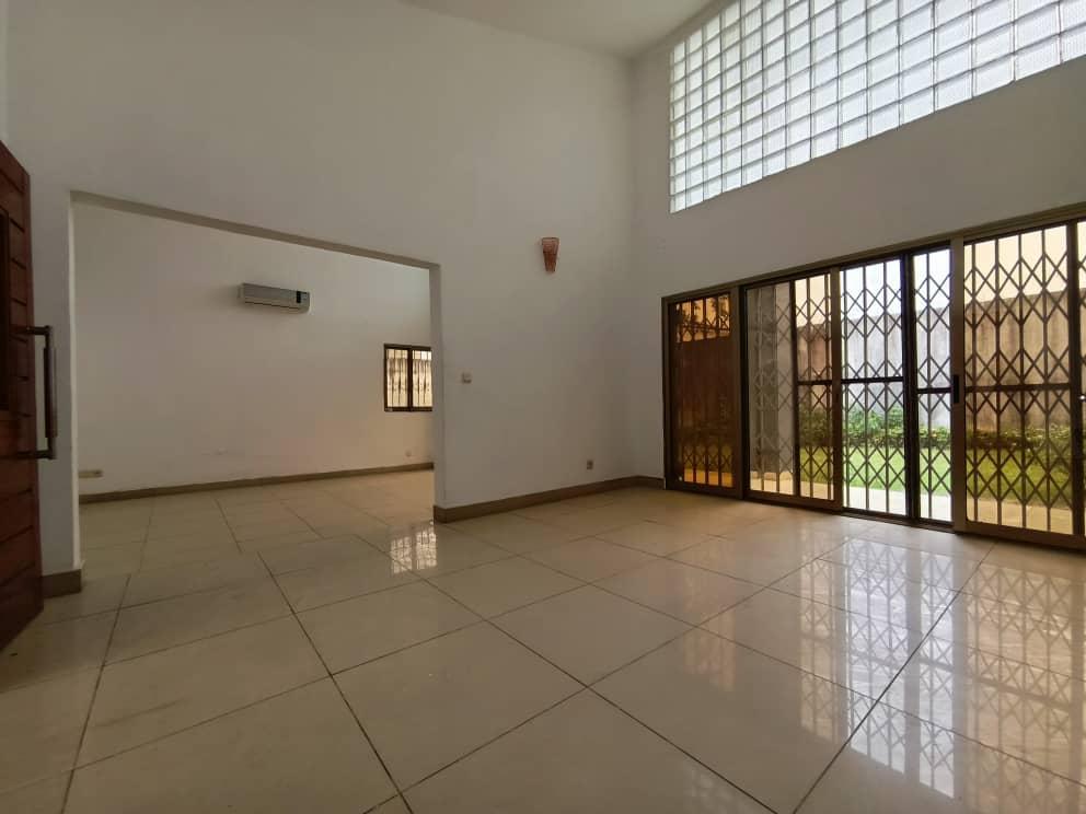 Vente d'une Maison / Villa de 8 pièce(s) à 290.000.000 FCFA : Abidjan-Cocody-Angré (Angre 8)