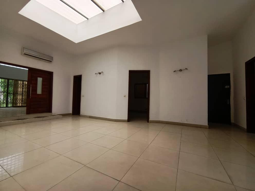 Vente d'une Maison / Villa de 8 pièce(s) à 290.000.000 FCFA : Abidjan-Cocody-Angré (Angre 8)