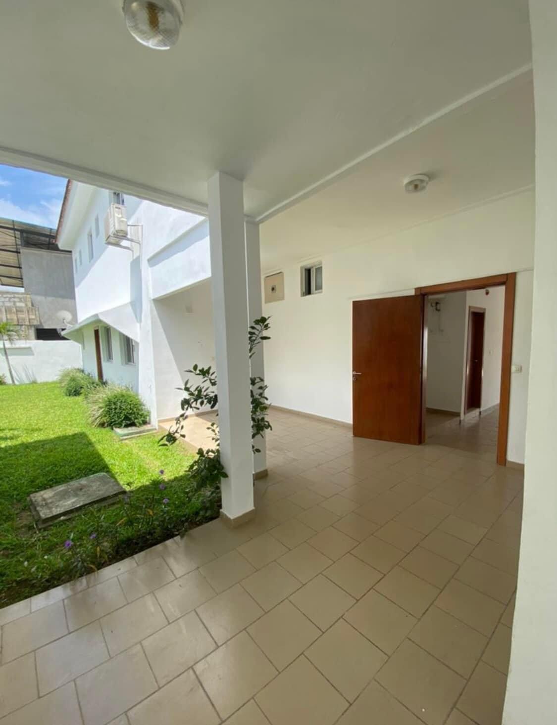 Vente d'une Maison / Villa de 7 pièce(s) à 800.000.000 FCFA : Abidjan-Cocody-Riviera (Rivera 4)