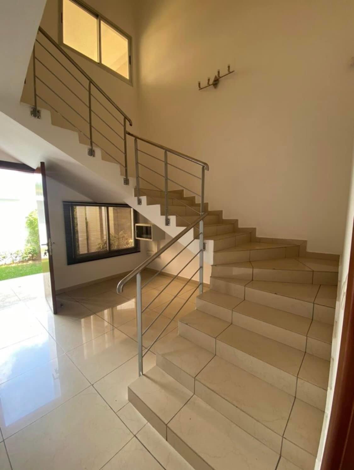 Vente d'une Maison / Villa de 7 pièce(s) à 800.000.000 FCFA : Abidjan-Cocody-Riviera (Rivera 4)