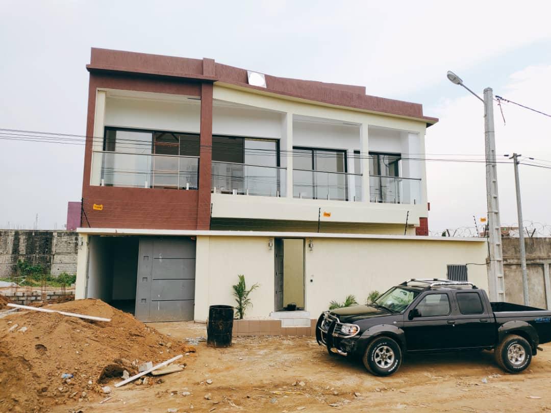 Vente d'une Maison / Villa : Abidjan-Cocody-Angré ()