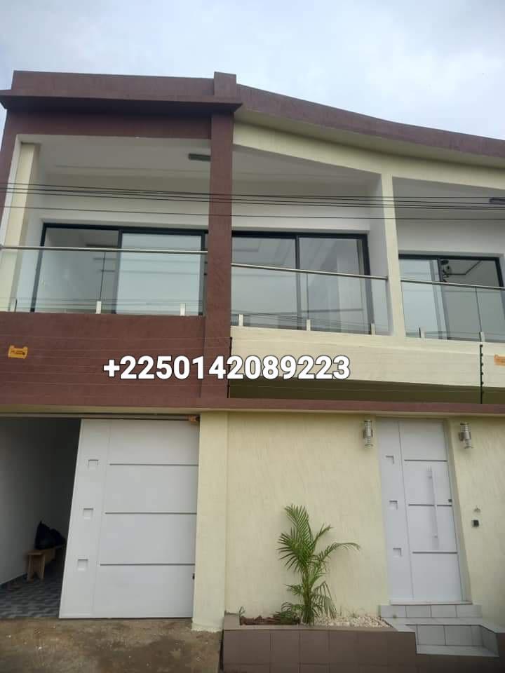 Vente d'une Maison / Villa de 6 pièce(s) à 160.000.000 FCFA : Abidjan-Cocody-Angré (Angré nouveau chu )