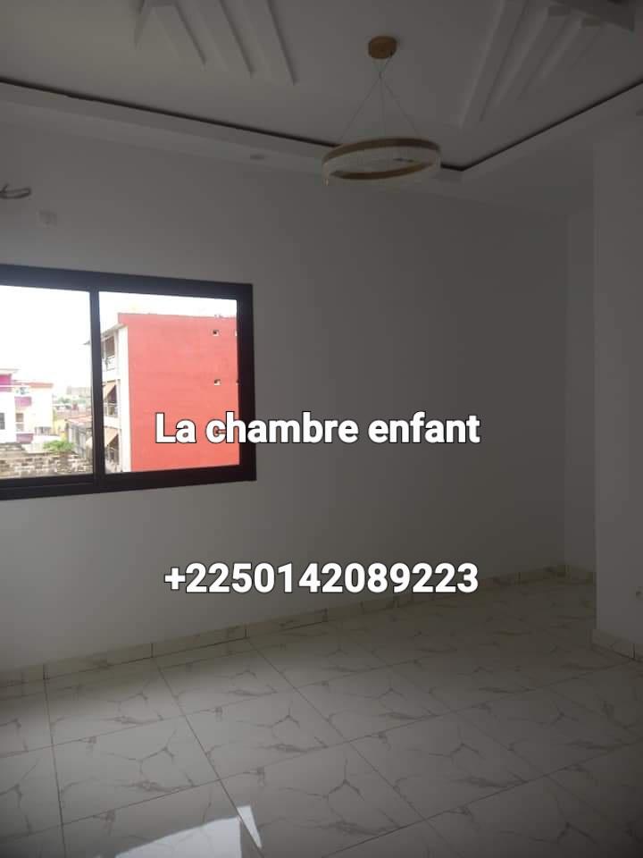 Vente d'une Maison / Villa de 6 pièce(s) à 160.000.000 FCFA : Abidjan-Cocody-Angré (Angré nouveau chu )