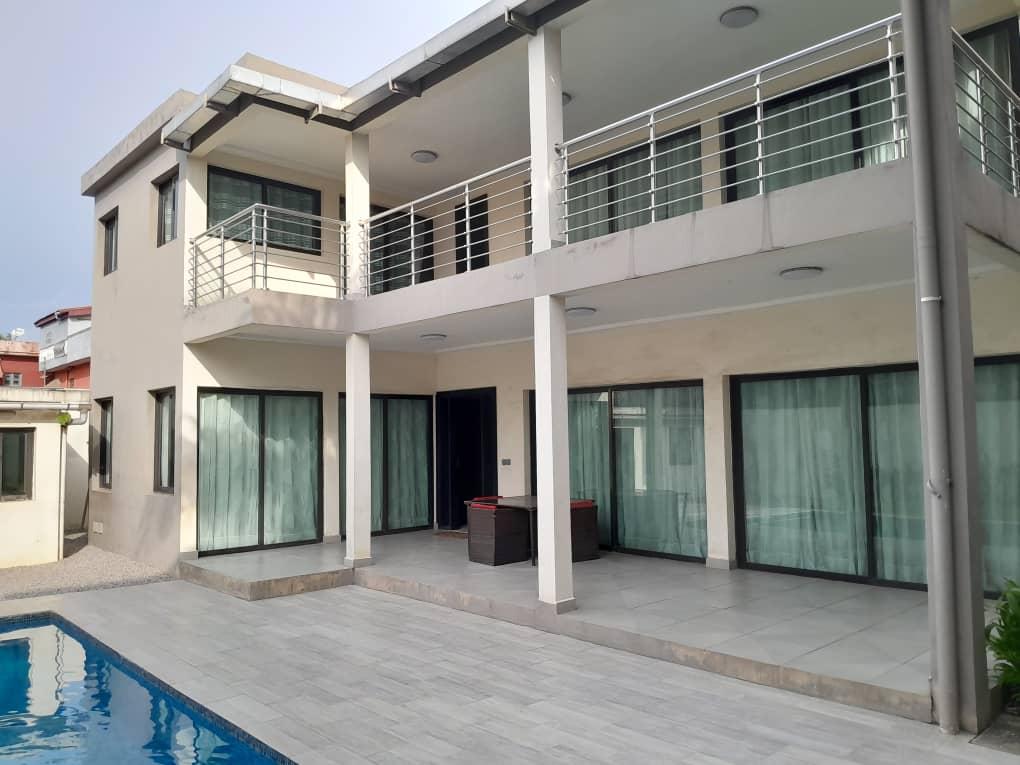 Vente d'une Maison / Villa de 8 pièce(s) à 400.000.000 FCFA : Abidjan-Cocody-Angré (Angre 8)