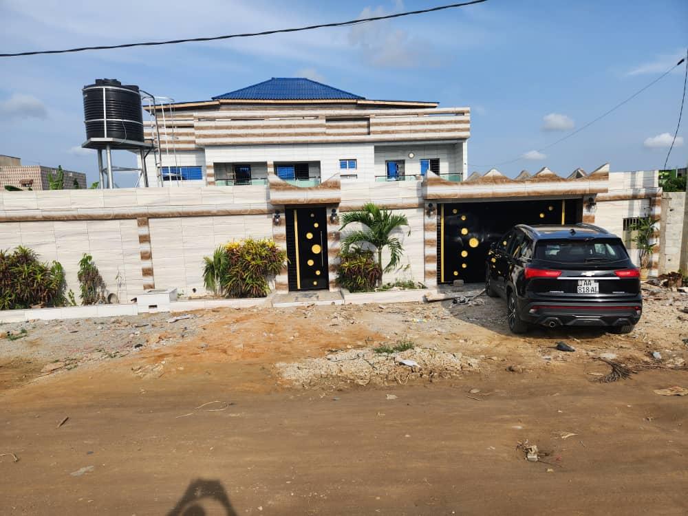 Location d'une Maison / Villa de 8 pièce(s) à 3.000.000 FCFA : Abidjan-Cocody-Angré (Angre chu )