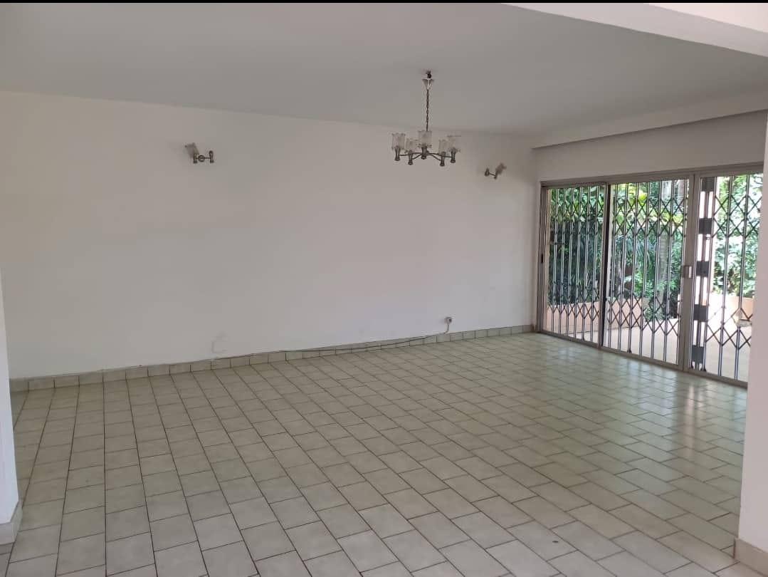 Location d'une Maison / Villa de 5 pièce(s) à 2.000.000 FCFA : Abidjan-Cocody-2 Plateaux (2PLATEAUX VALLON 12EME ARRONDISSEMENT)
