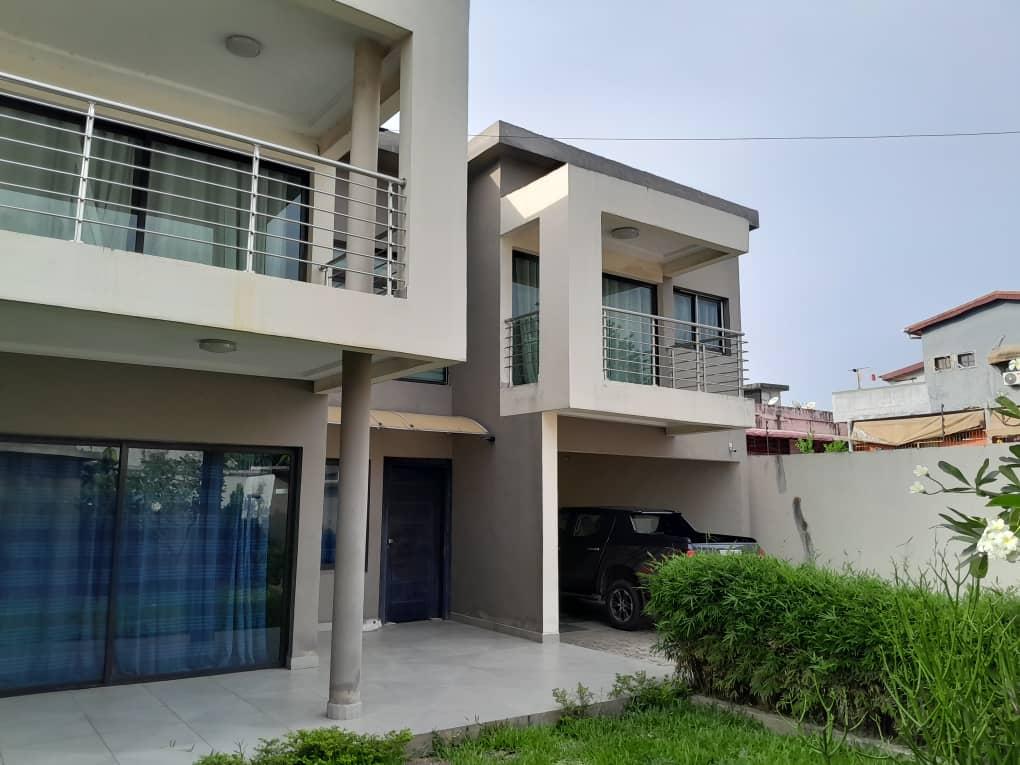 Vente d'une Maison / Villa de 8 pièce(s) à 400.000.000 FCFA : Abidjan-Cocody-Angré (Angre 8 )