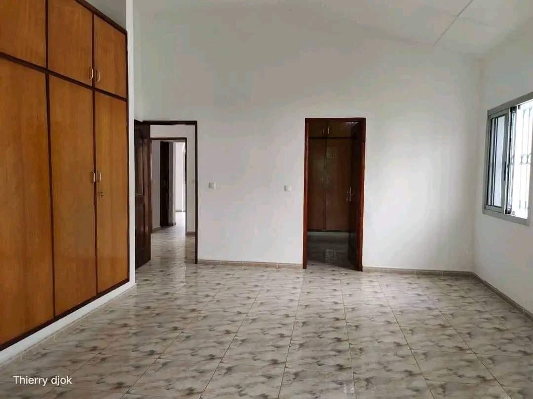 Location d'une Maison / Villa de 4 pièce(s) à 2.000.000 FCFA : Abidjan-Cocody-Riviera (Riviera 3)