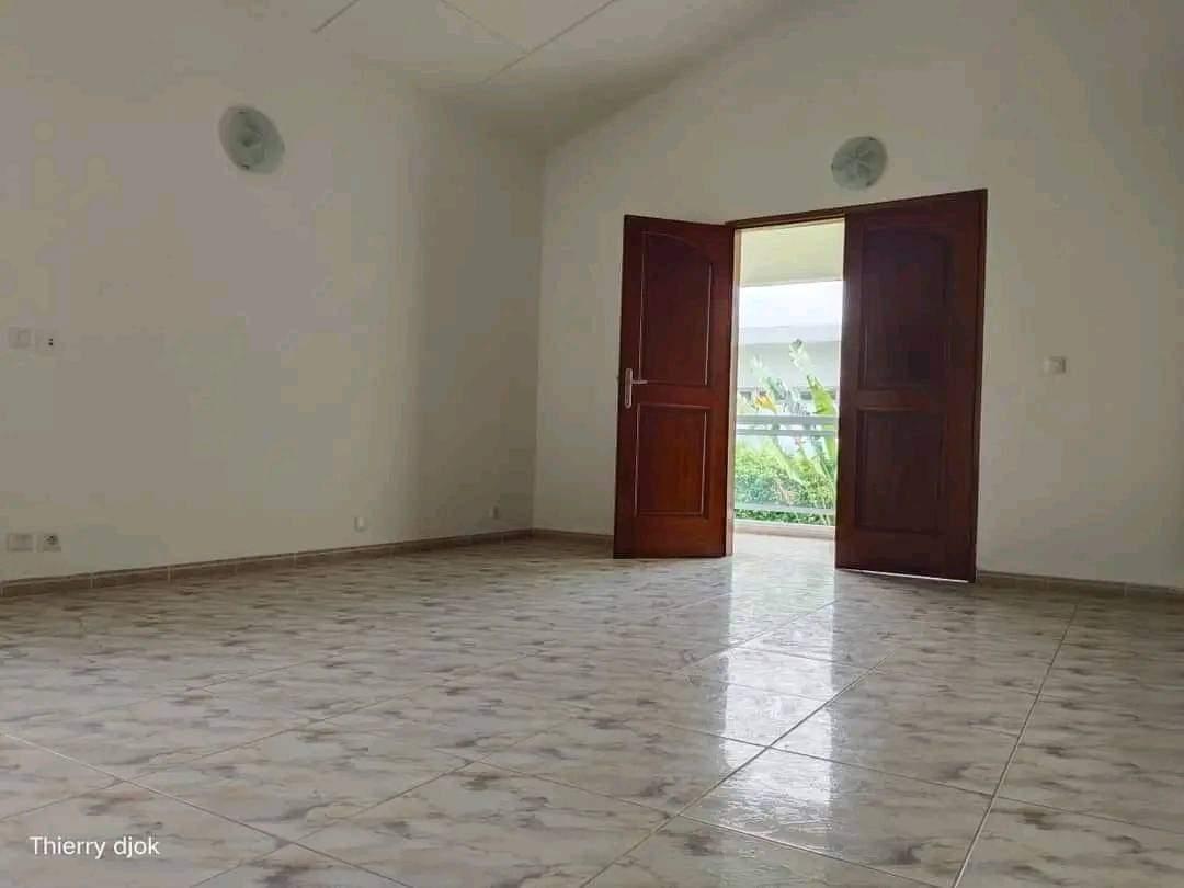 Location d'une Maison / Villa de 4 pièce(s) à 2.000.000 FCFA : Abidjan-Cocody-Riviera (Riviera 3)