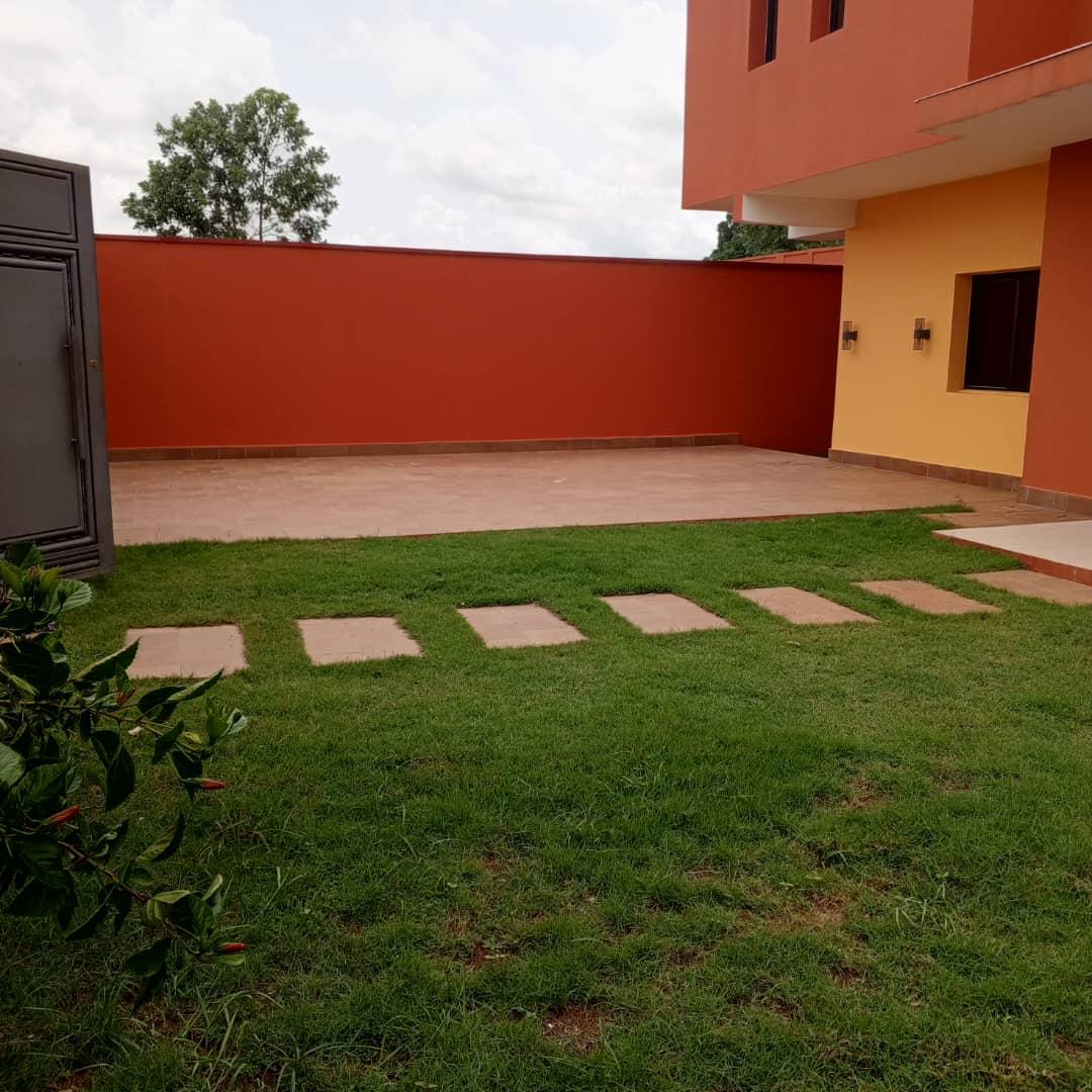 Location d'une Maison / Villa : Abidjan-Cocody-Riviera (Riviera 4)