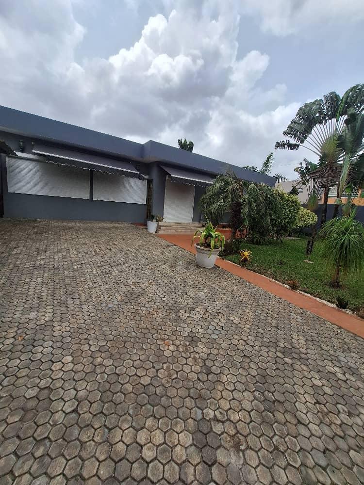 Location d'une Maison / Villa de 7 pièce(s) à 2.900.000 FCFA : Abidjan-Cocody-2 Plateaux (Vallon)