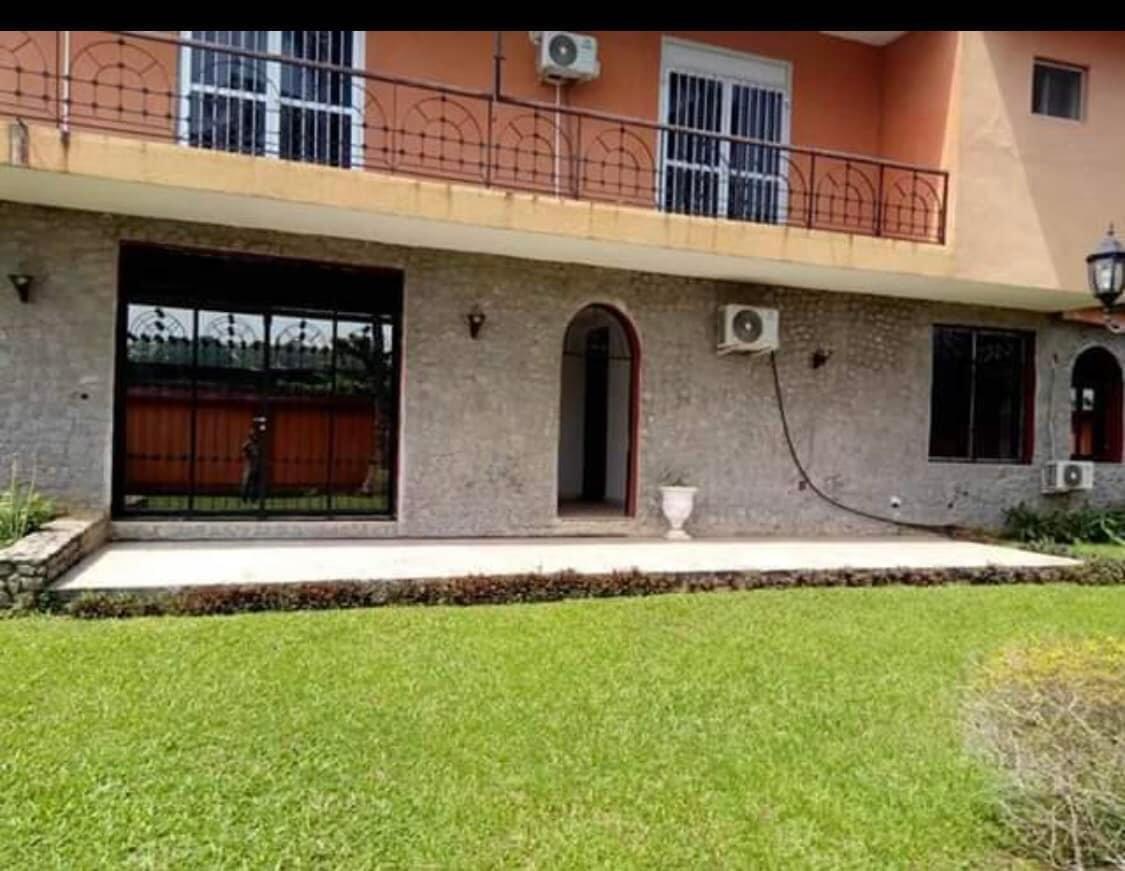 Vente d'une Maison / Villa de 8 pièce(s) à 1.500.000.000 FCFA : Abidjan-Cocody centre (Cocody Ambassade )