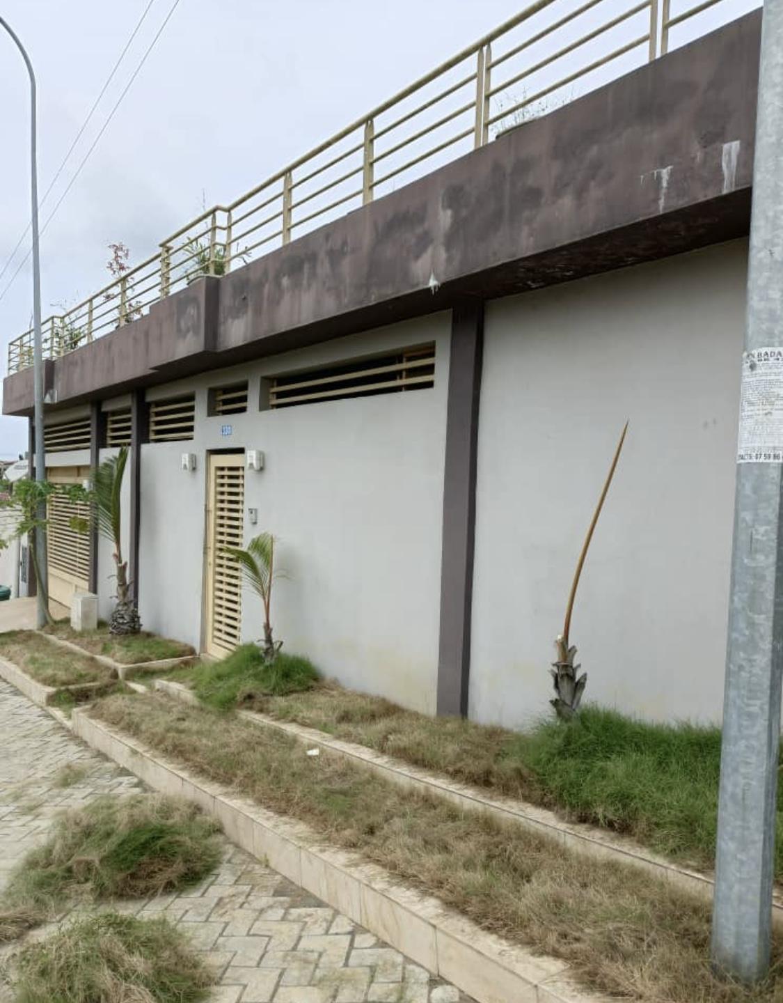 Location d'une Maison / Villa : Abidjan-Cocody-Riviera (Rivera faya )