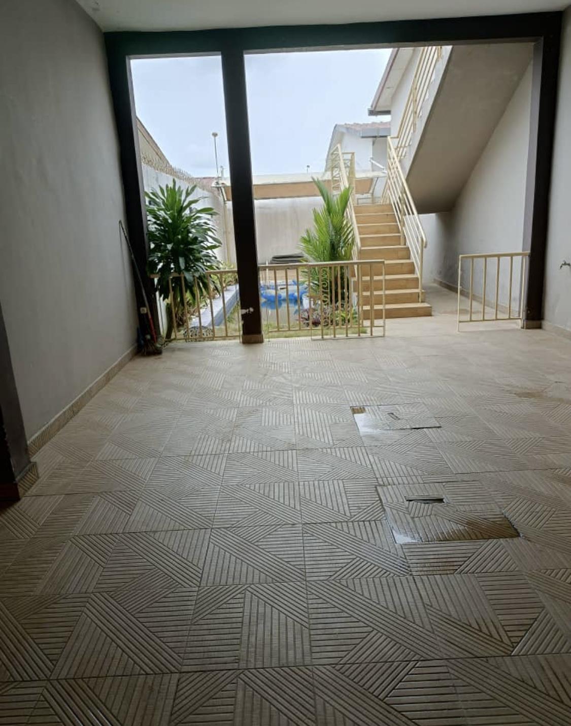 Location d'une Maison / Villa de 4 pièce(s) à 700.000 FCFA : Abidjan-Cocody-Riviera (Rivera faya )