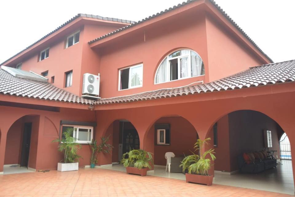 Vente d'une Maison / Villa de 8 pièce(s) à 3.500.000.000 FCFA : Abidjan-Cocody-Riviera (Rivera golf )