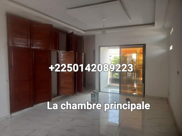 Vente d'une Maison / Villa de 7 pièce(s) à 450.000.000 FCFA : Abidjan-Cocody-Angré (Angré 8 ème tranche )