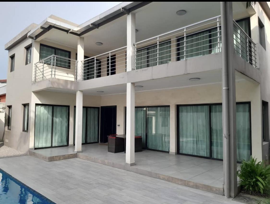 Vente d'une Maison / Villa de 8 pièce(s) à 400.000.000 FCFA : Abidjan-Cocody-Angré (Angre 8)