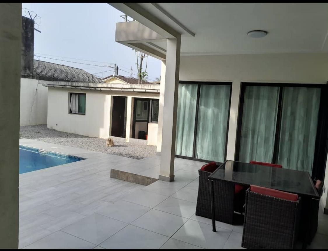 Vente d'une Maison / Villa de 8 pièce(s) à 400.000.000 FCFA : Abidjan-Cocody-Angré (Angre )