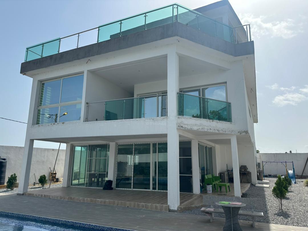Vente d'une Maison / Villa de 10 pièce(s) à 325.000.000 FCFA : Abidjan-Bingerville (Bingerville )