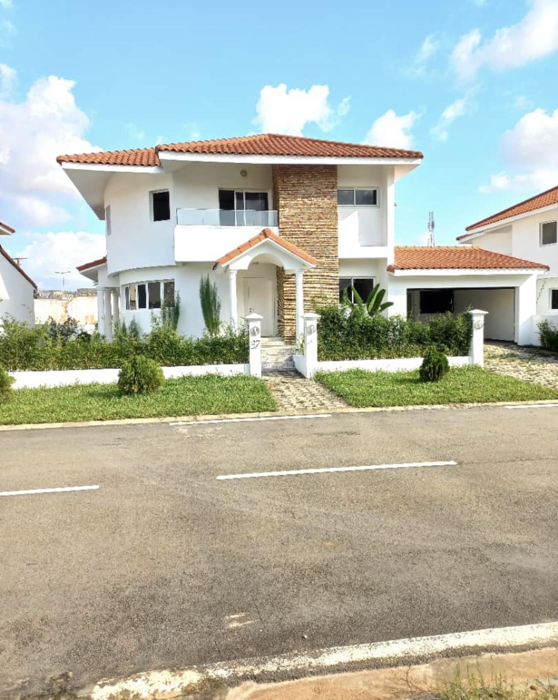Vente d'une Maison / Villa : Abidjan-Cocody-Riviera (Abatta cite carmelia )